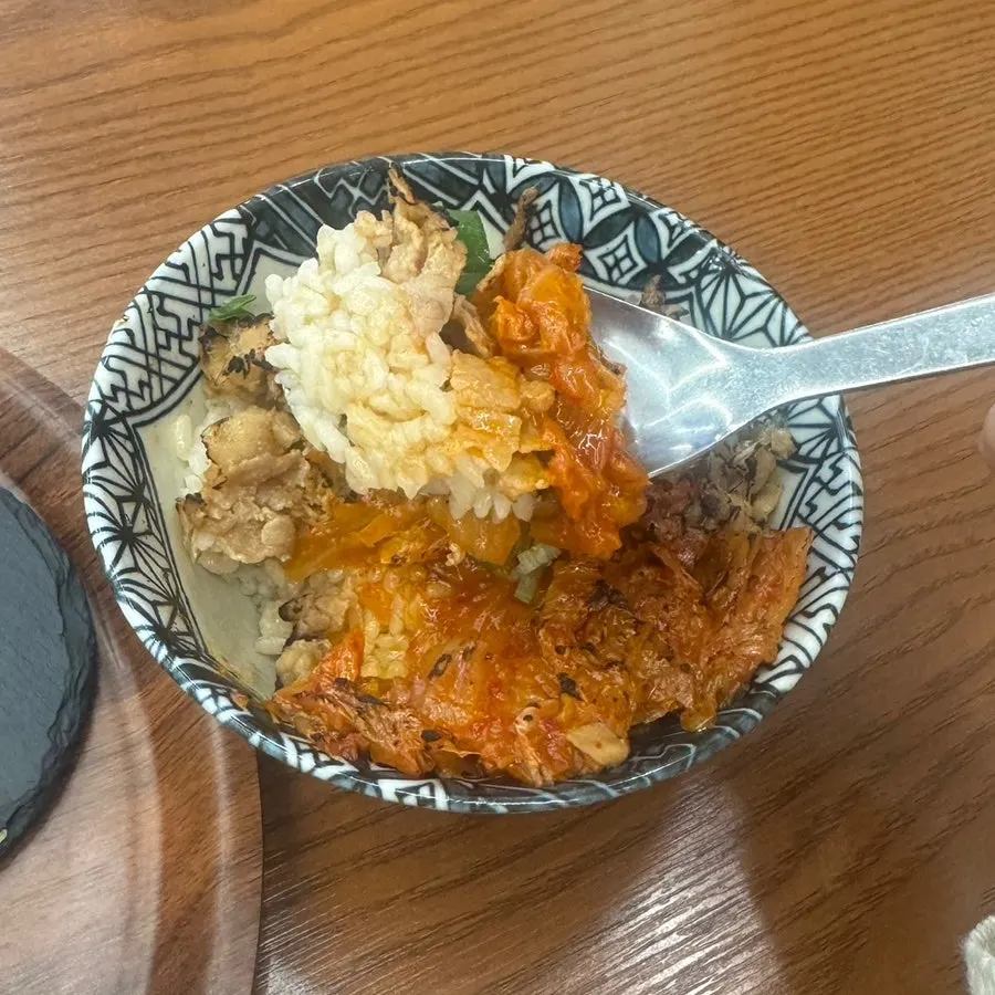 Empty butadon bowl with the rest of the table spread