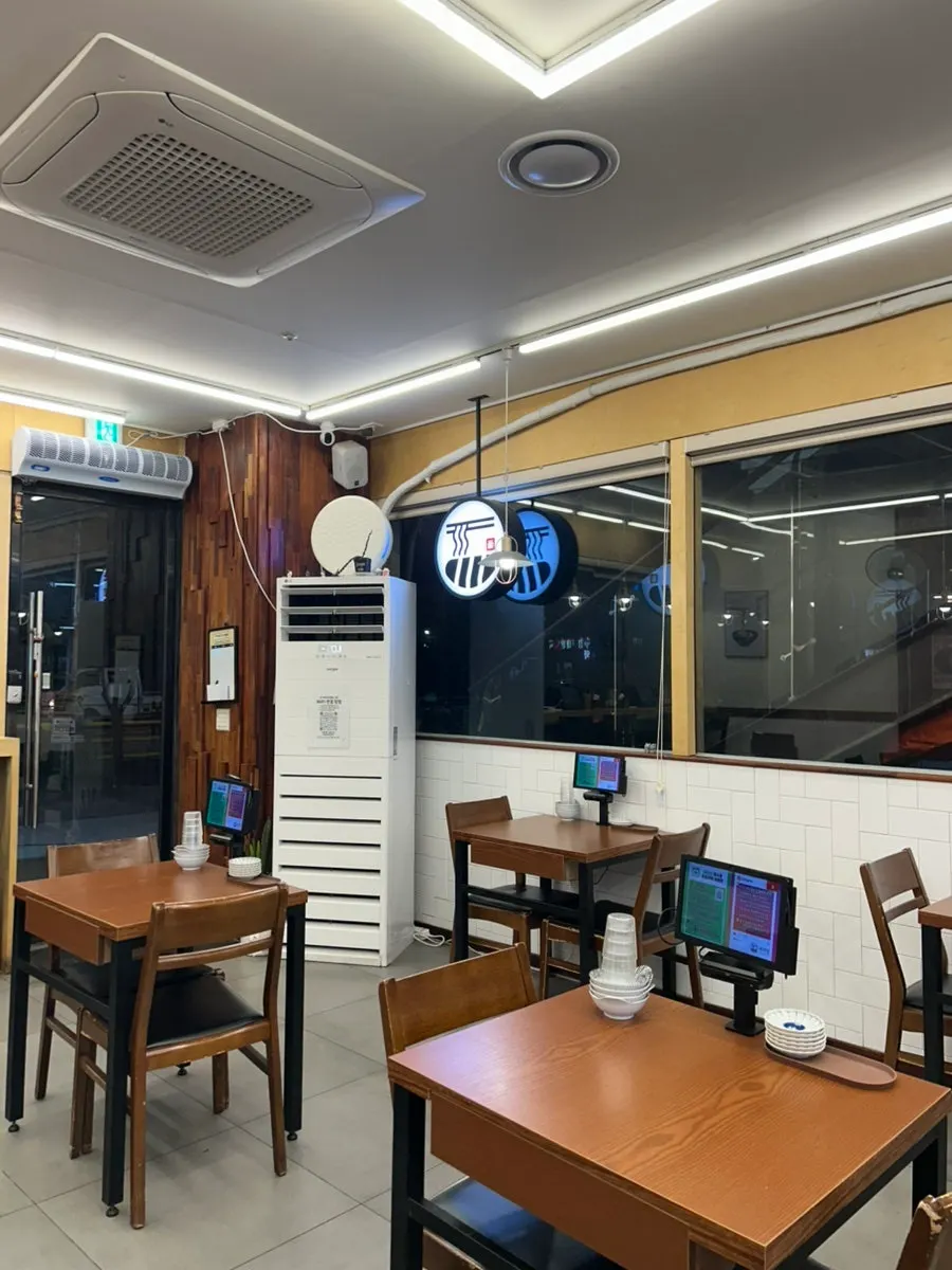 면식당 지웰시티점 매장 내부 좌석