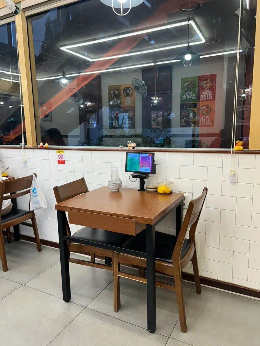 2인석 위주로 배치된 매장 내부