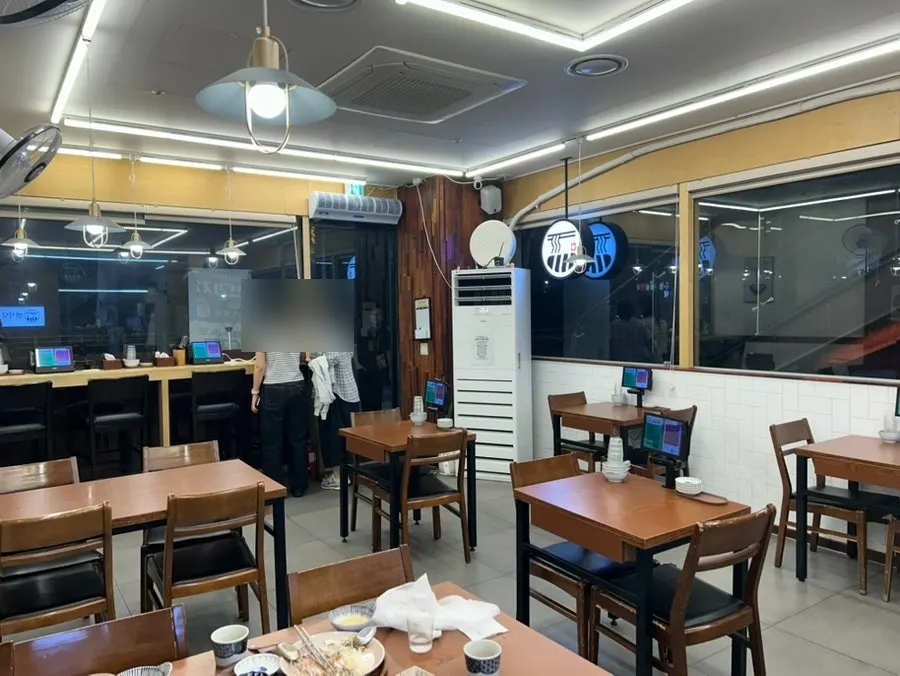 매장 안쪽에서 바라본 홀 전경