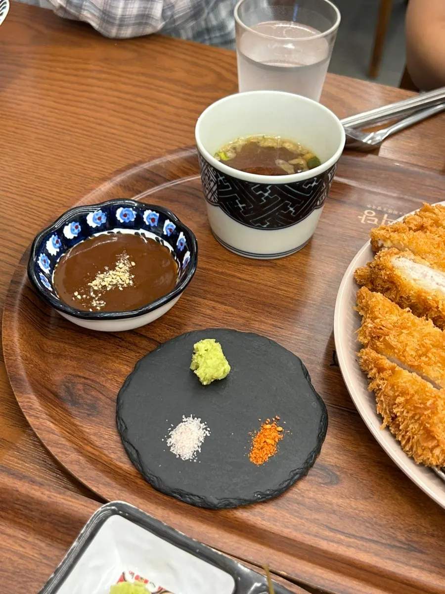 돈카츠와 함께 나온 소금과 와사비