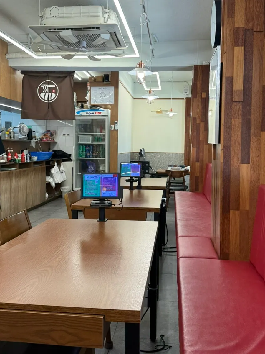 Table with individual tablet order placed at each seat