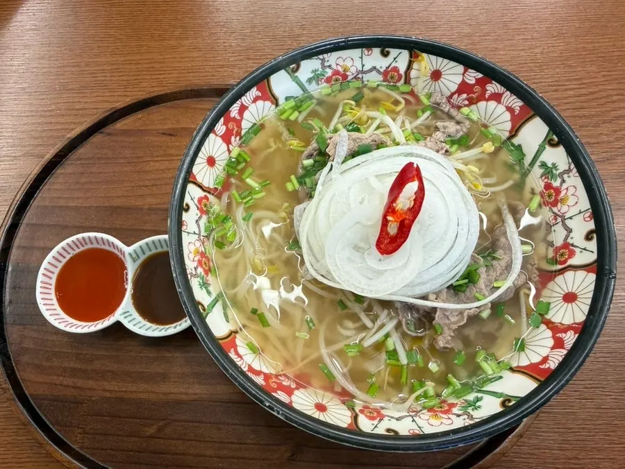 Shabu rice noodles topped with plenty of bean sprouts