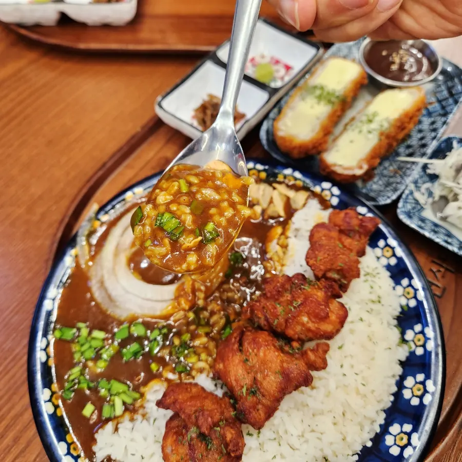 Rice bowl with karaage mixed into curry