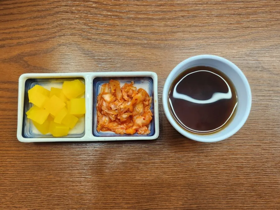 단무지와 김치, 장국을 담아온 기본찬