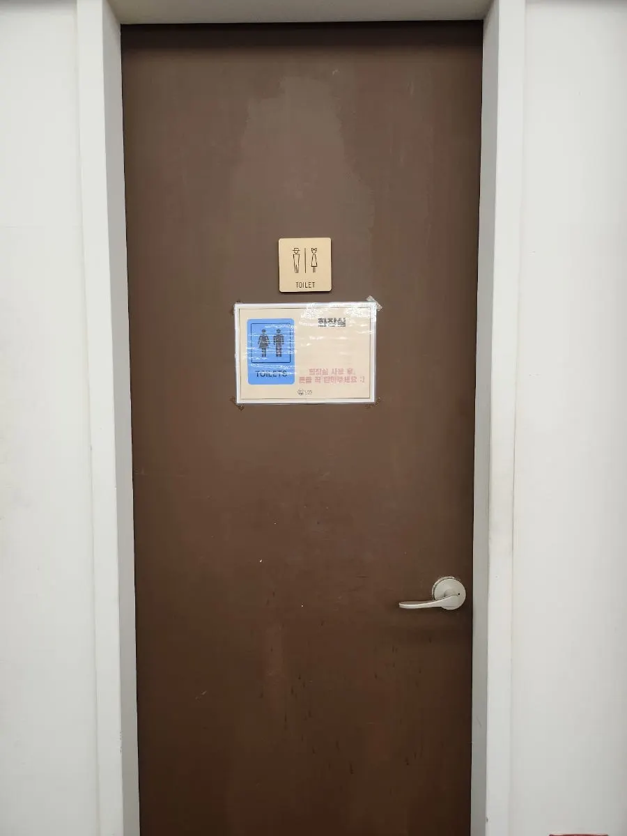 매장 안쪽에 마련된 화장실 방향
