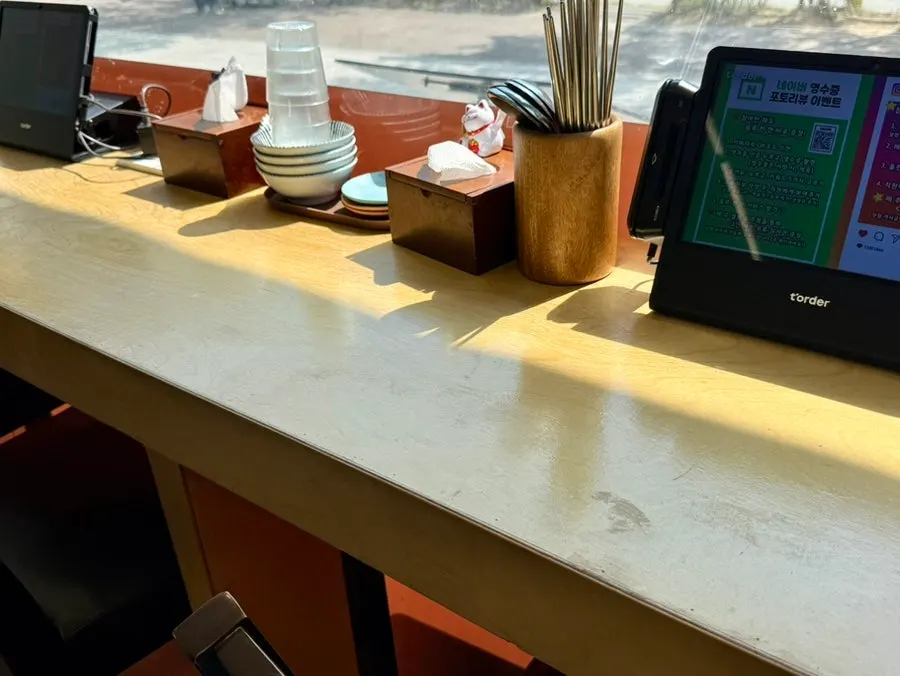 Window-side bar table with tablet ordering