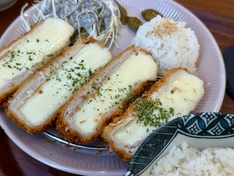 Mozza cheese katsu with stretchy cheese