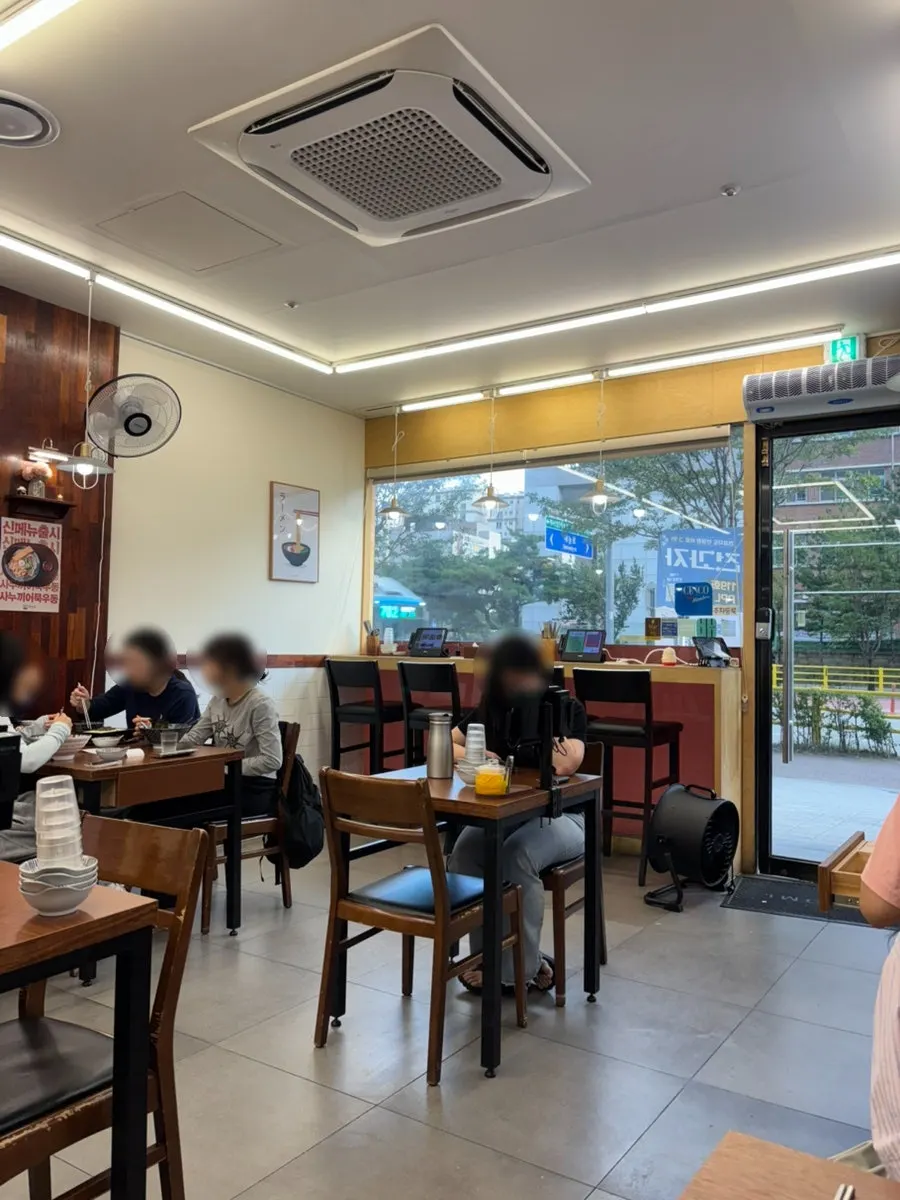 주말 저녁 손님으로 붐비는 면식당 매장 내부