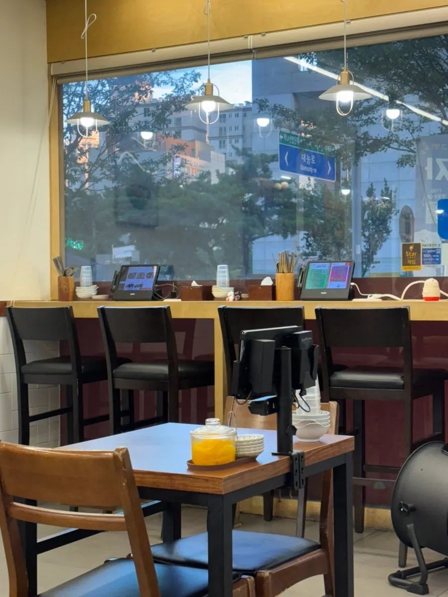 창가를 향한 면식당 바 테이블 좌석