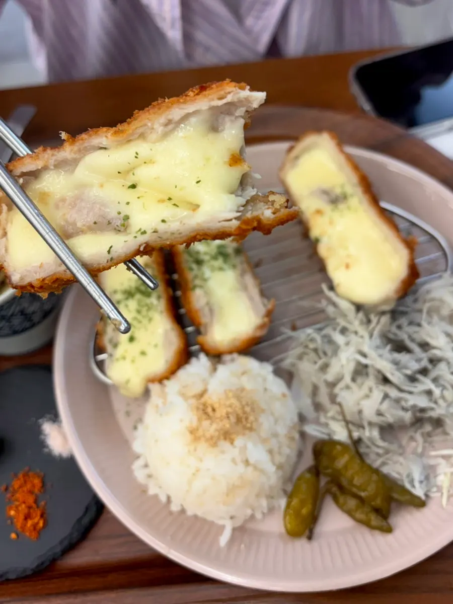 돈카츠와 함께 나온 여러 종류의 찍먹 소스