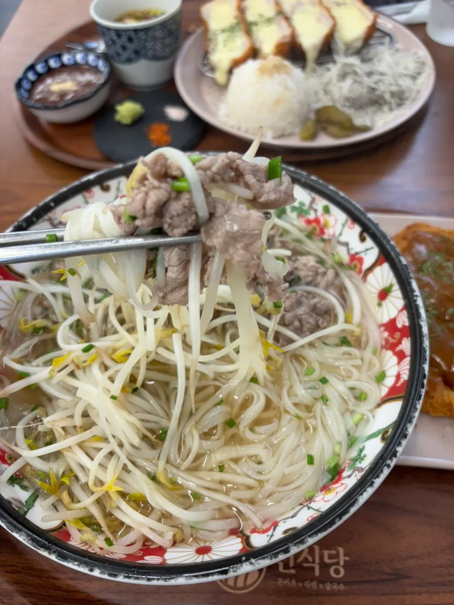 숙주가 올라간 면식당 샤브쌀국수