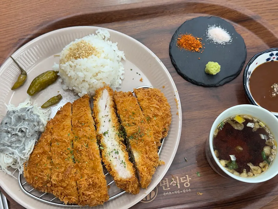 밥과 샐러드가 함께 나온 수제등심카츠 정식