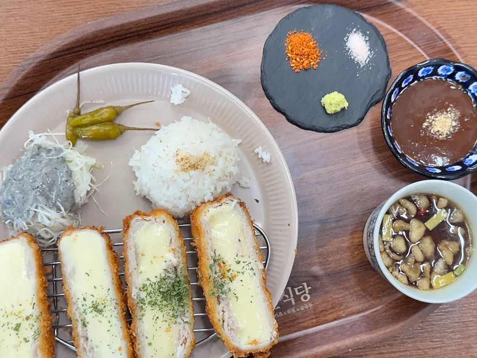 모짜치즈카츠 한 접시