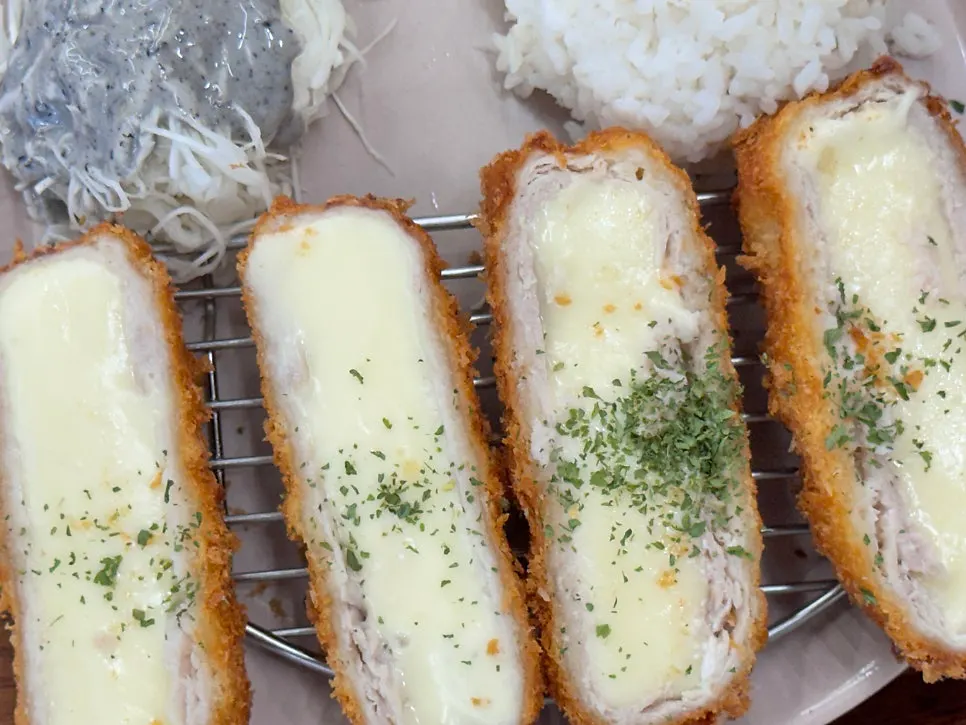 치즈가 넉넉한 모짜치즈카츠 단면