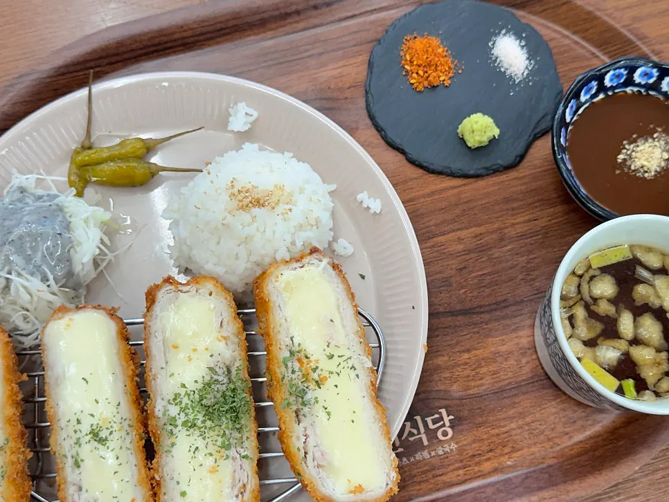 첫째가 먹던 모짜치즈카츠 접시
