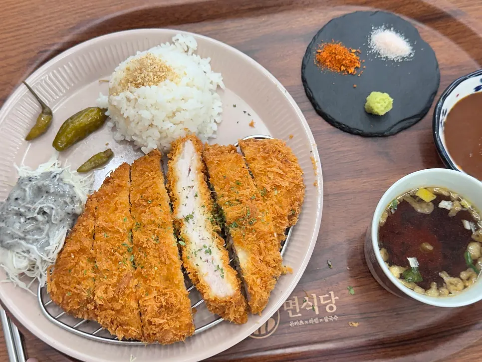 샤브쌀국수와 돈카츠 두 종류가 놓인 상차림