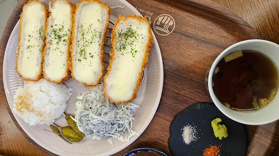 면식당 모짜치즈카츠 접시