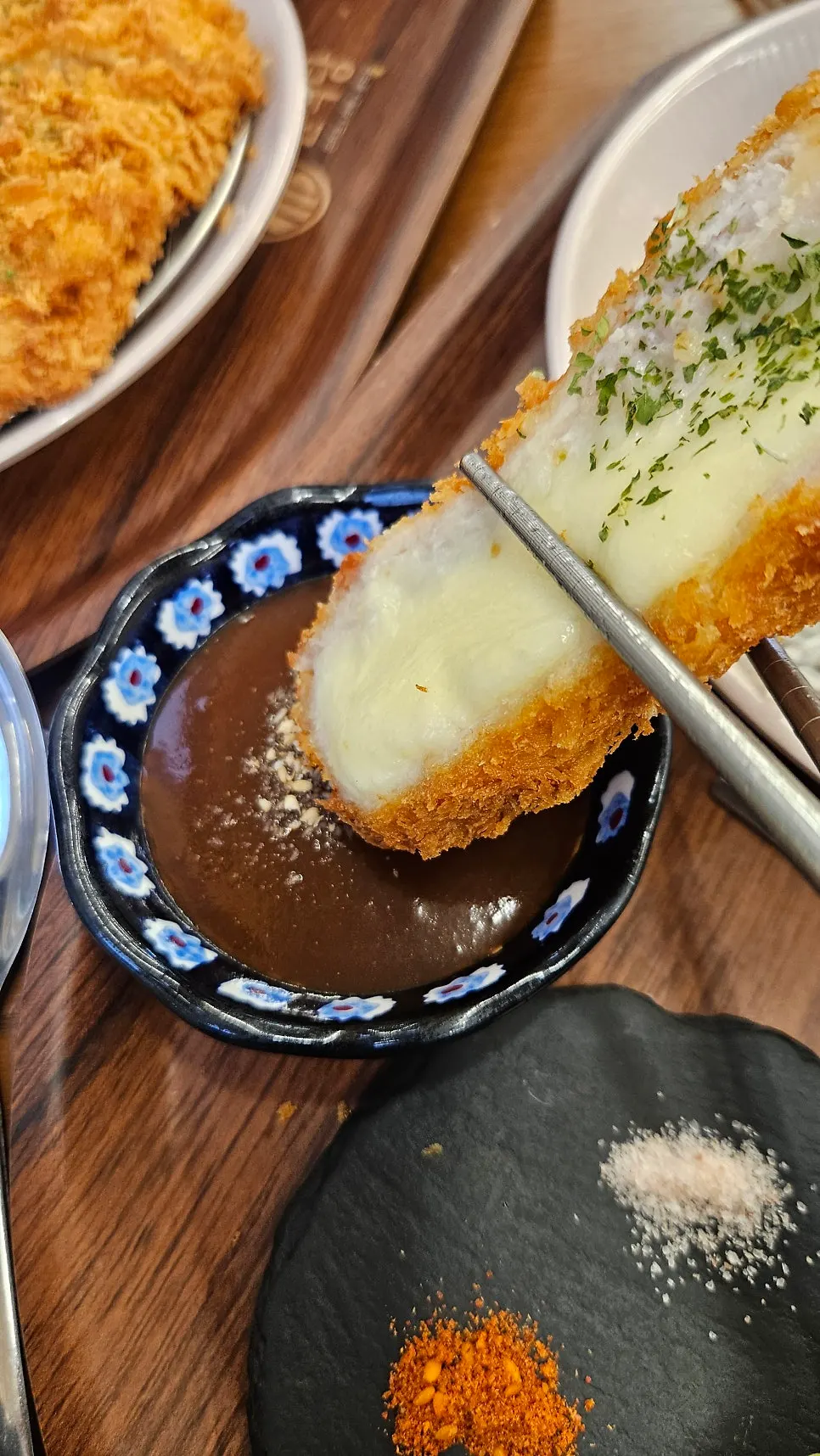 치즈가 늘어나는 모짜치즈카츠 단면