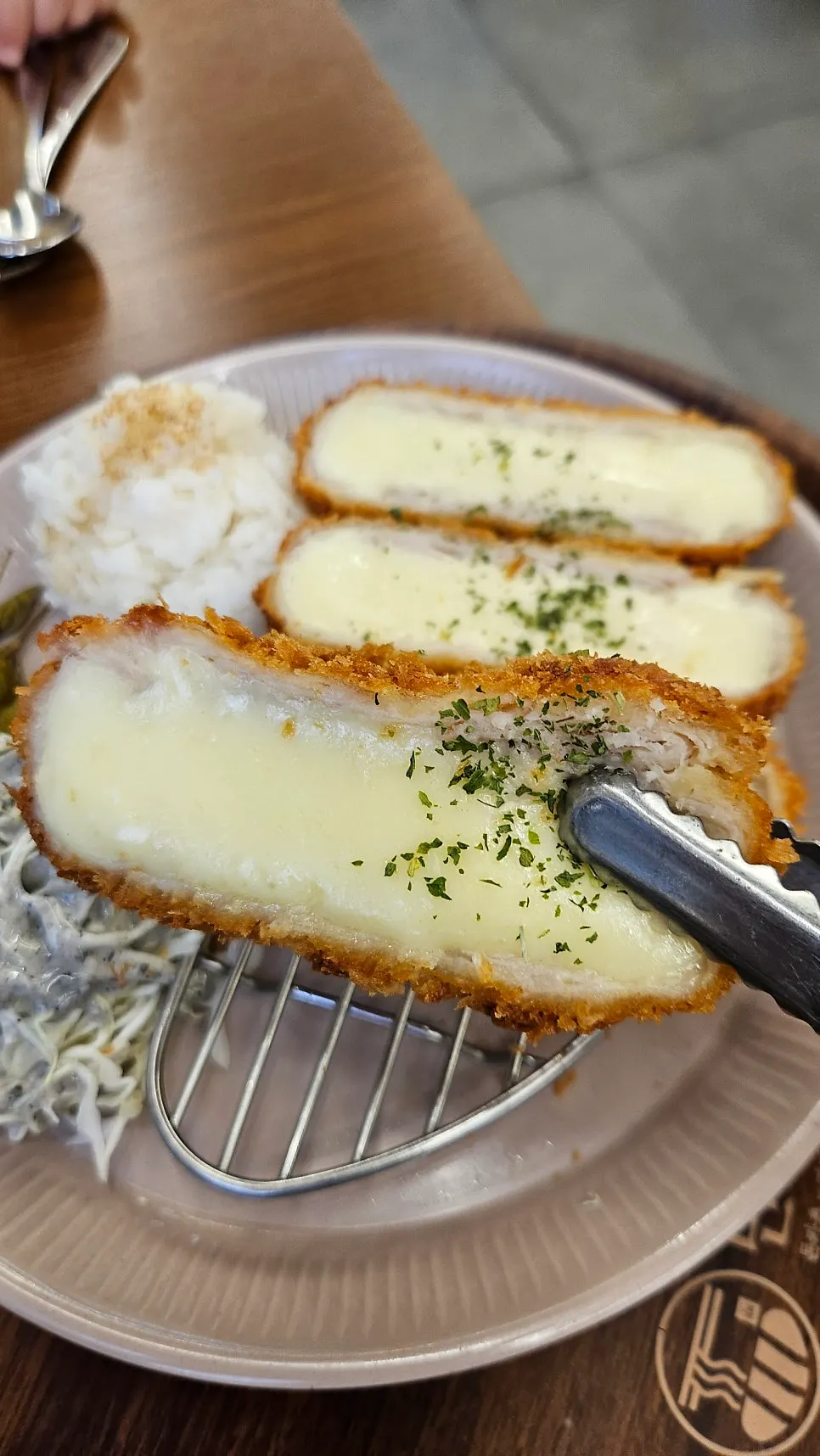 모짜치즈카츠 한 조각 클로즈업