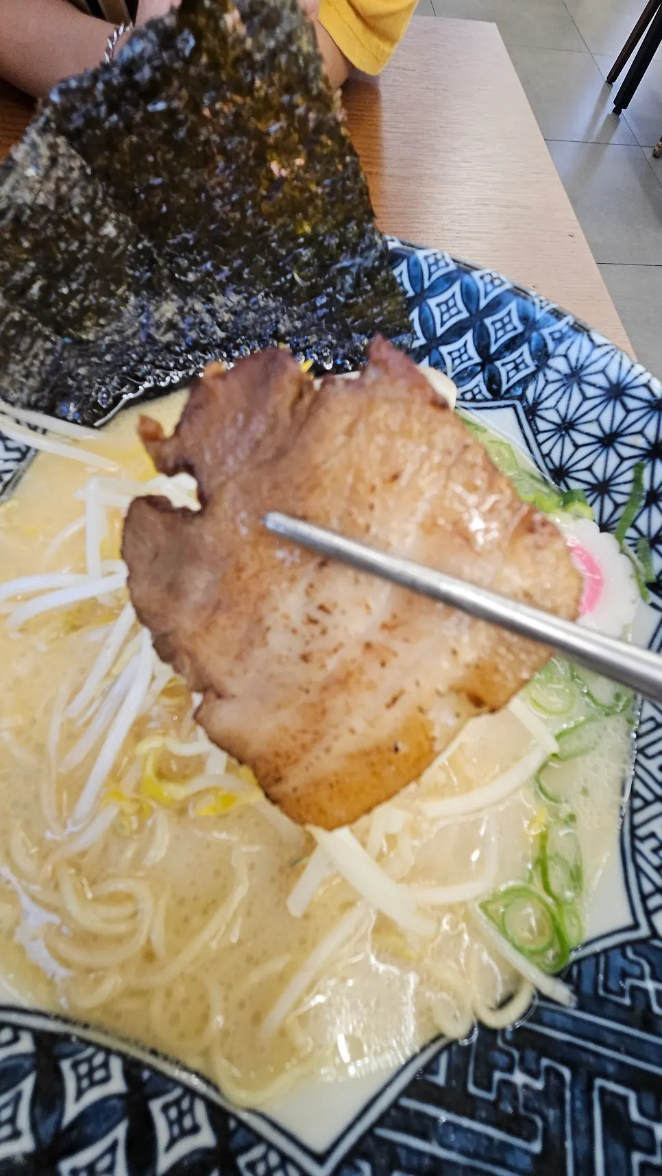 젓가락으로 건져 올린 라멘 면발