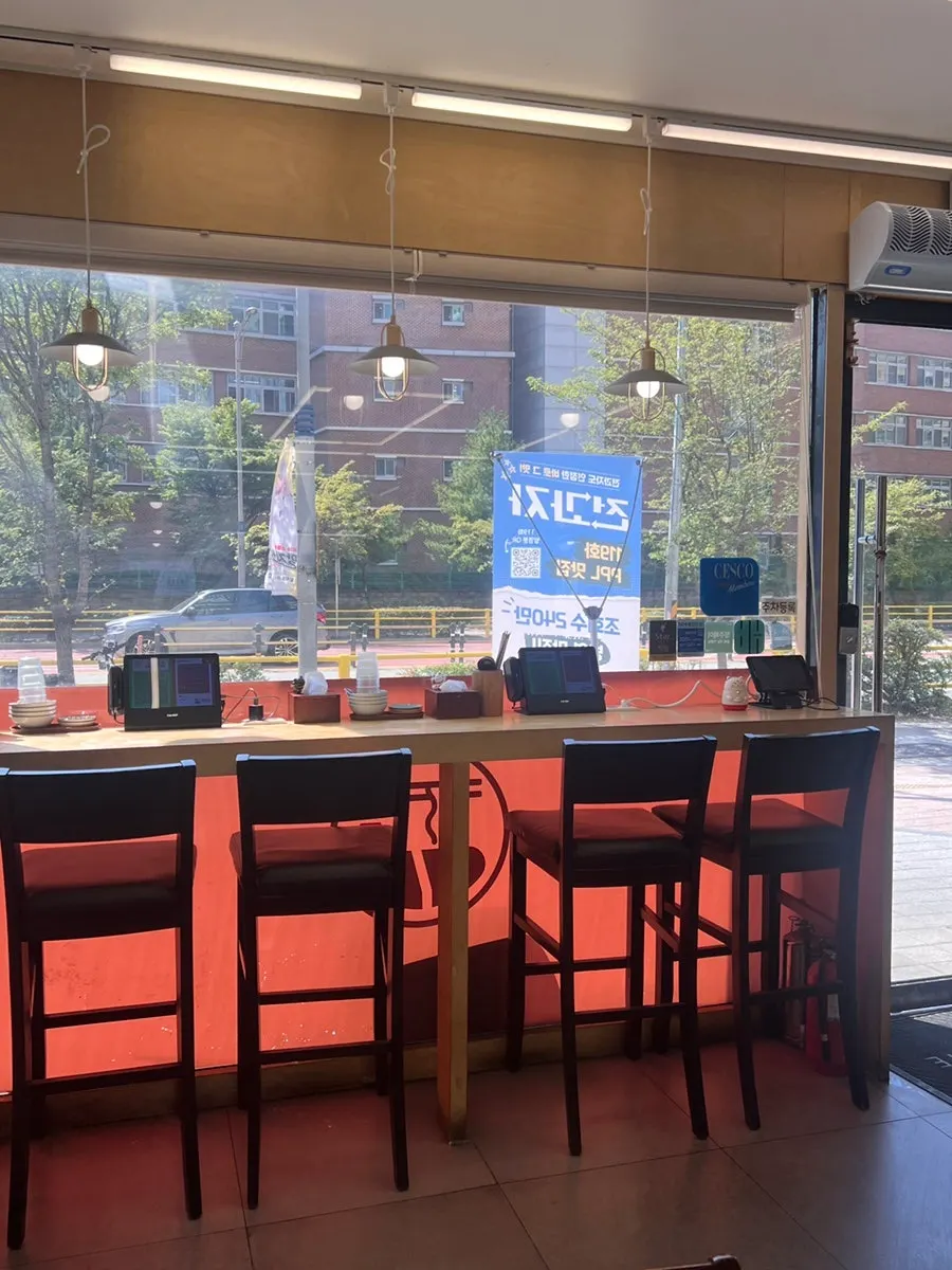 Table seating inside Myeonsikdang Jiwel City