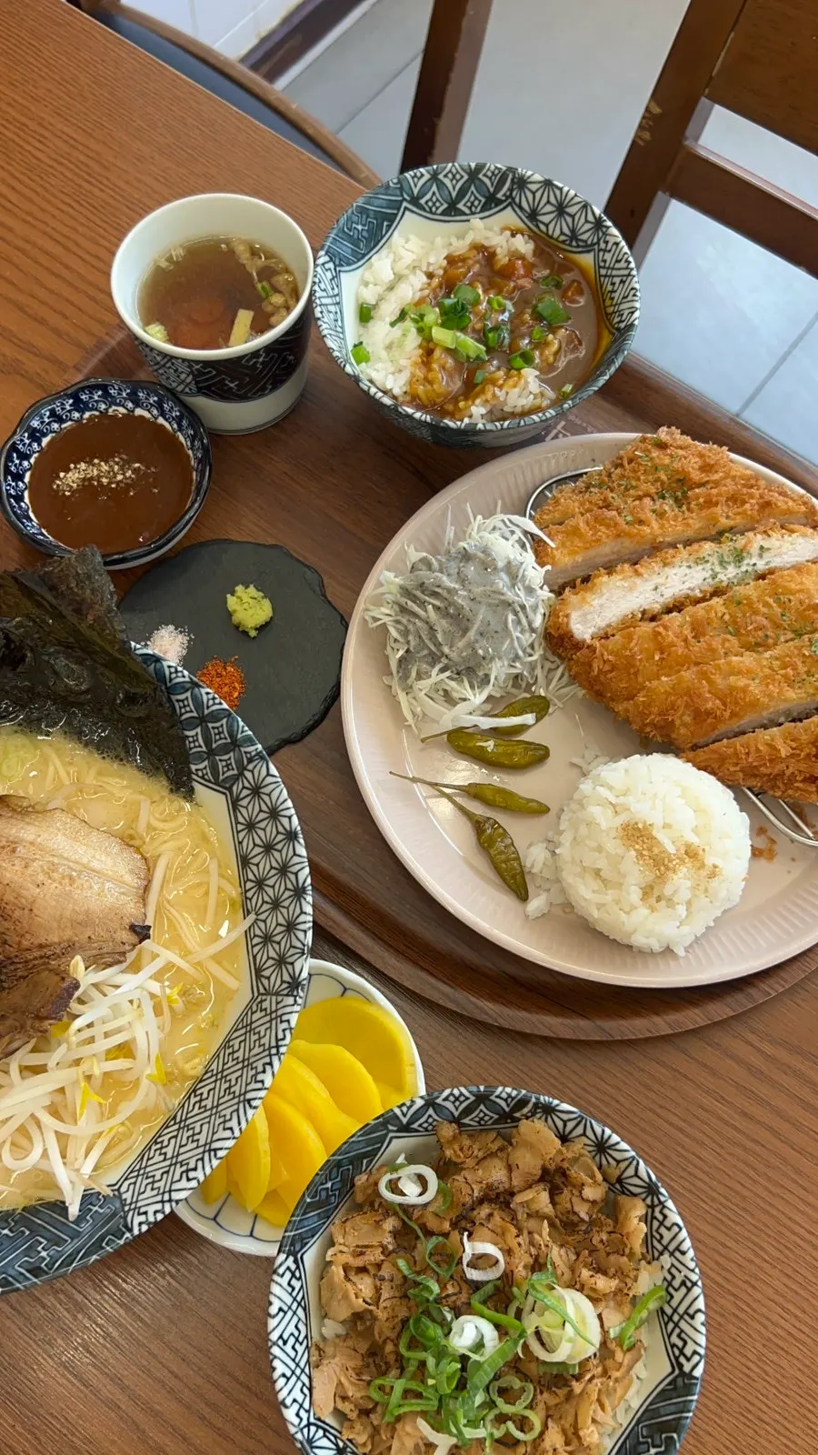 Plate of tonkatsu served with curry rice