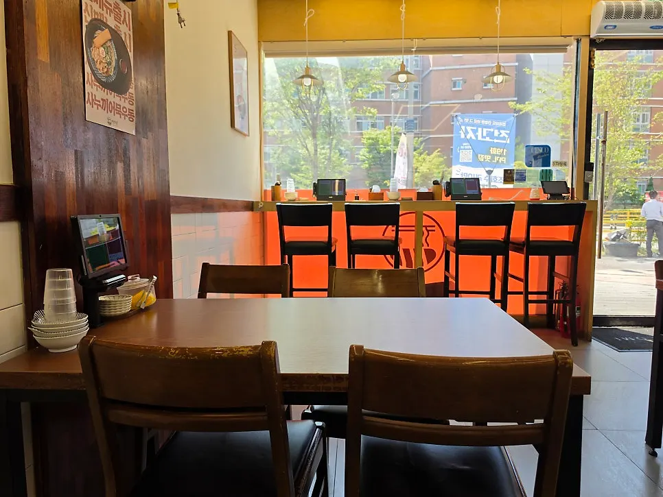 Interior of Myeonsikdang Jiwel City with 4- and 2-person tables