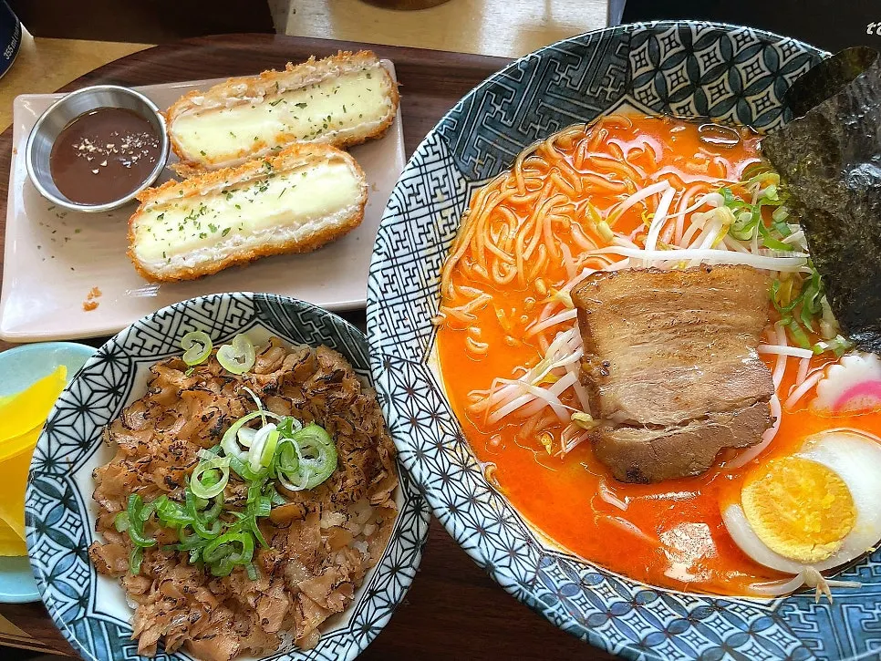 돈코츠라멘 세트와 모짜치즈카츠 한 상