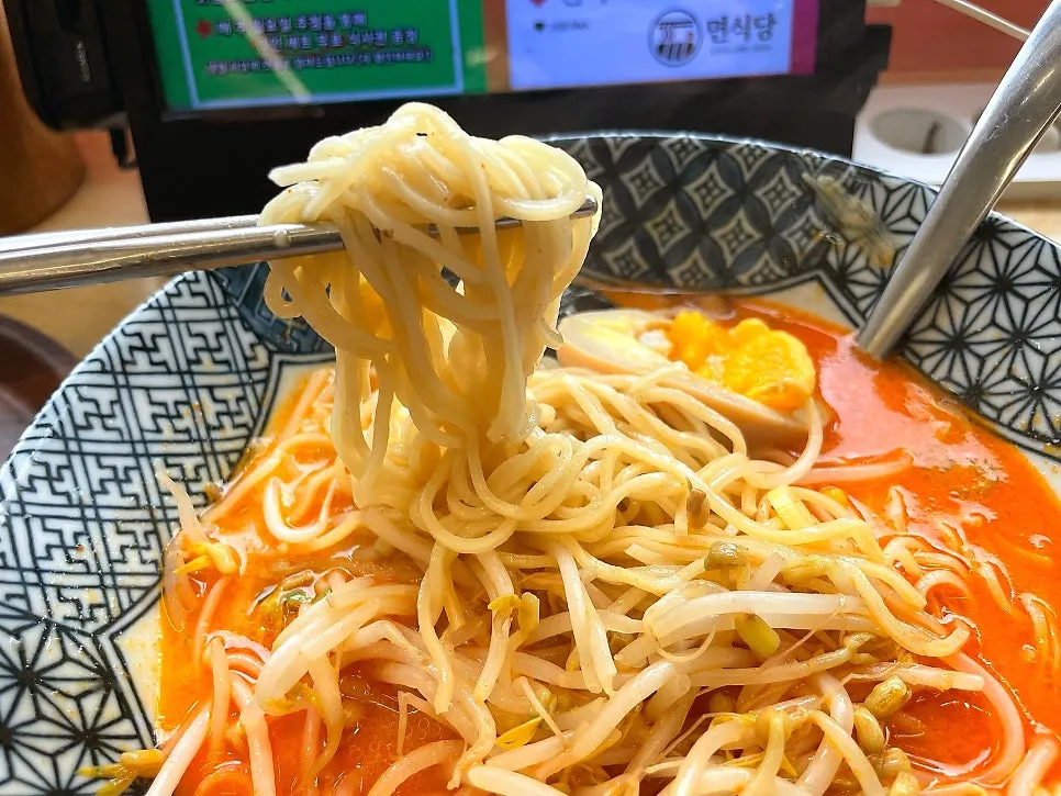 젓가락으로 건진 얇은 라멘 면발