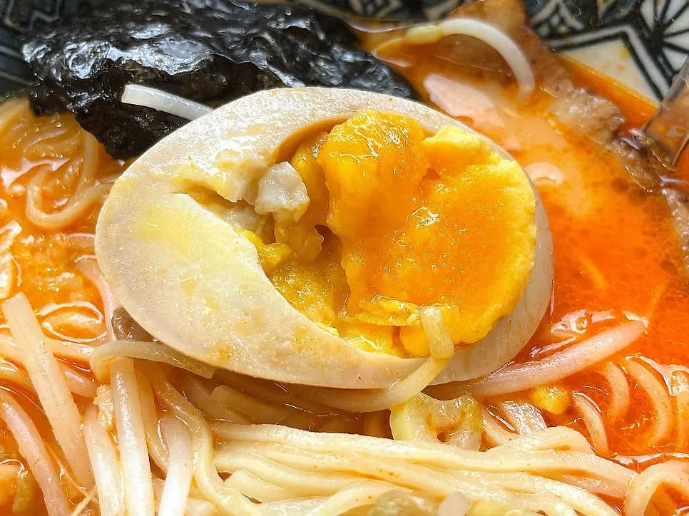 돈코츠라멘에 올라간 반숙 계란