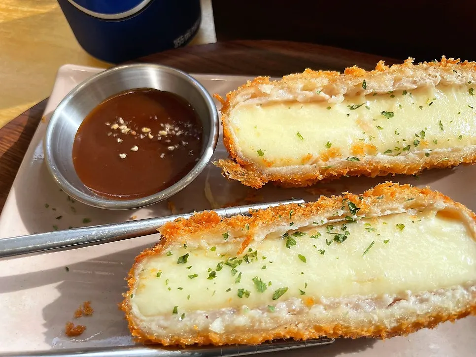 치즈가 늘어나는 모짜치즈카츠 단면
