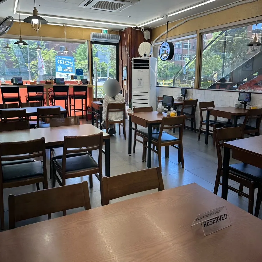 Table seating inside Myeonsikdang Jiwel City