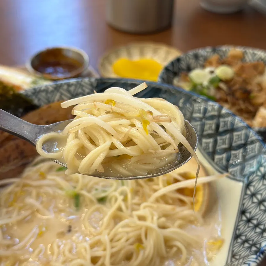 Broth-soaked noodles with bean sprouts