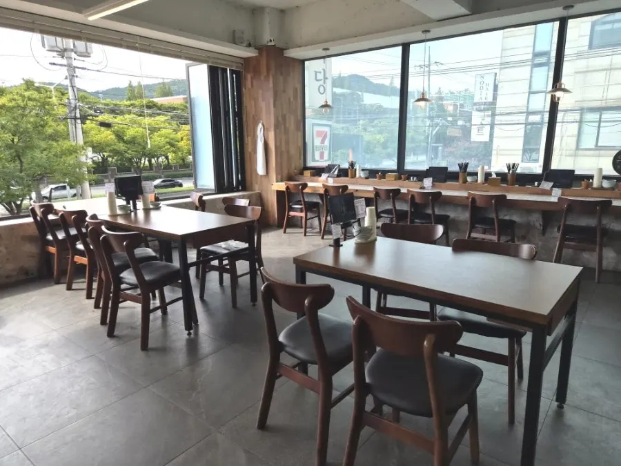 면식당 계명대점 창가 좌석 풍경