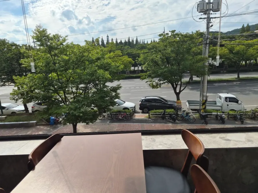 테이블에 놓인 태블릿 주문 화면