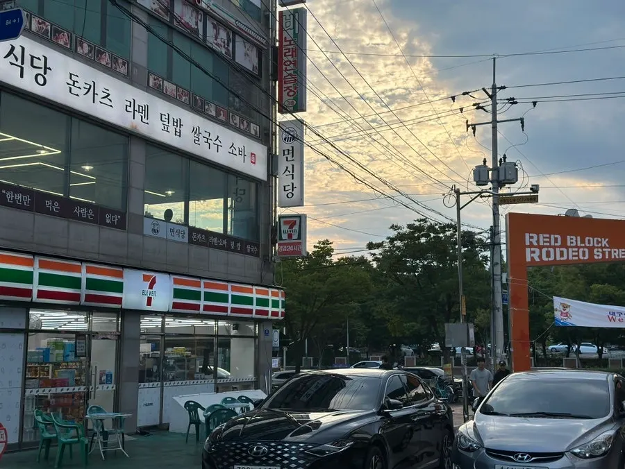 세븐일레븐 건물 2층 면식당 입구