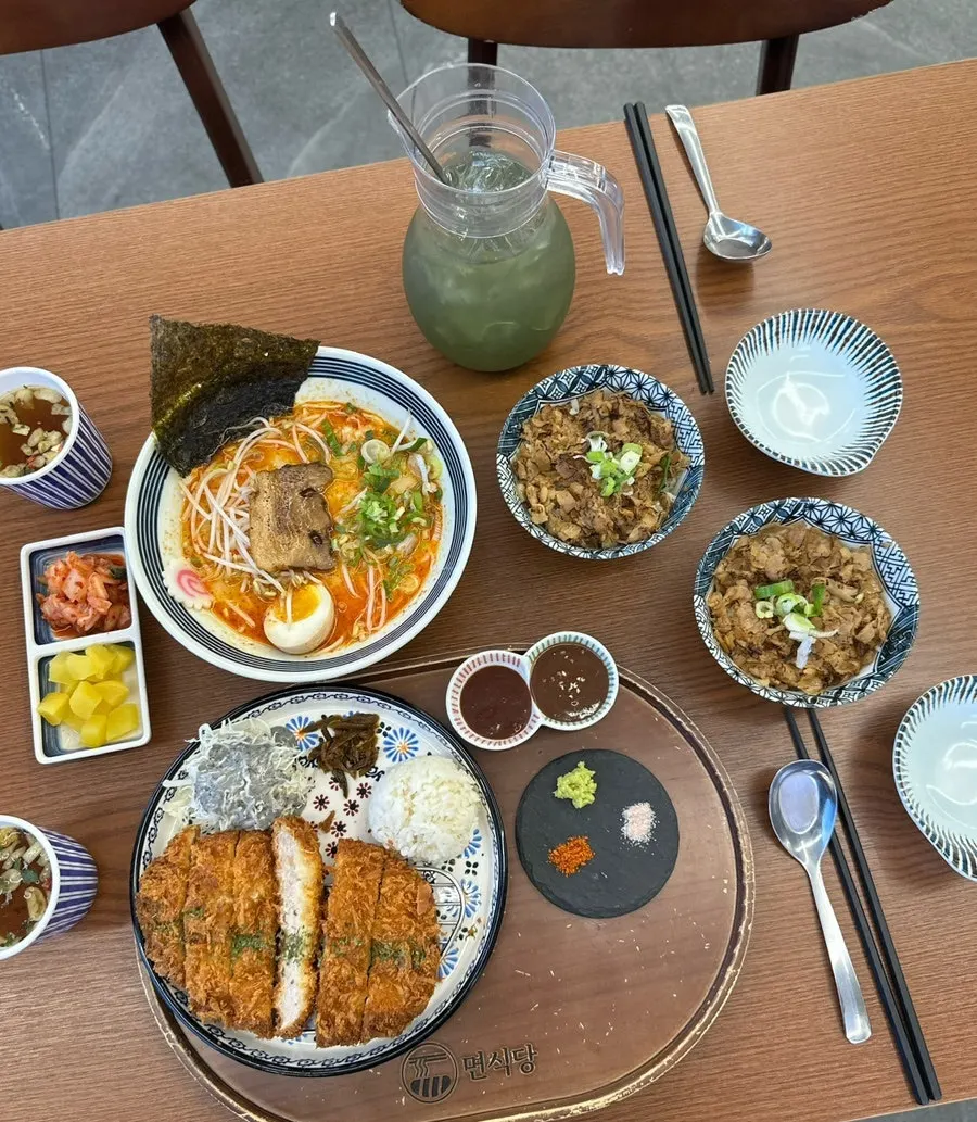 셀프바에 놓인 수저와 가위, 집게