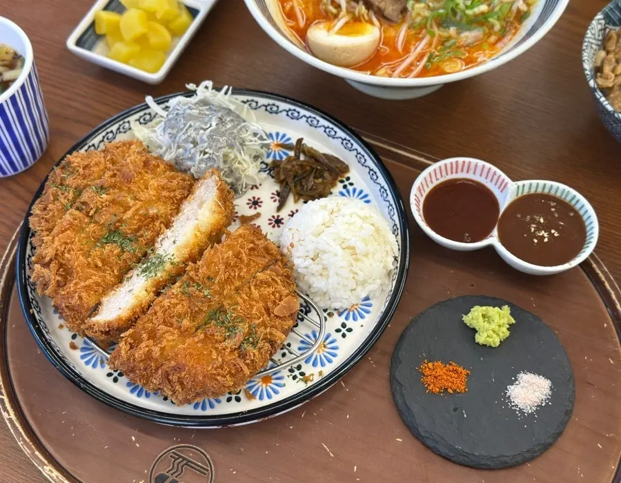 돌판에 담겨 나온 수제등심카츠 한 상