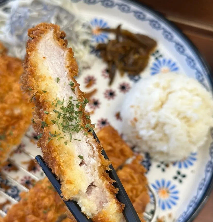 두툼한 등심카츠 고기 결