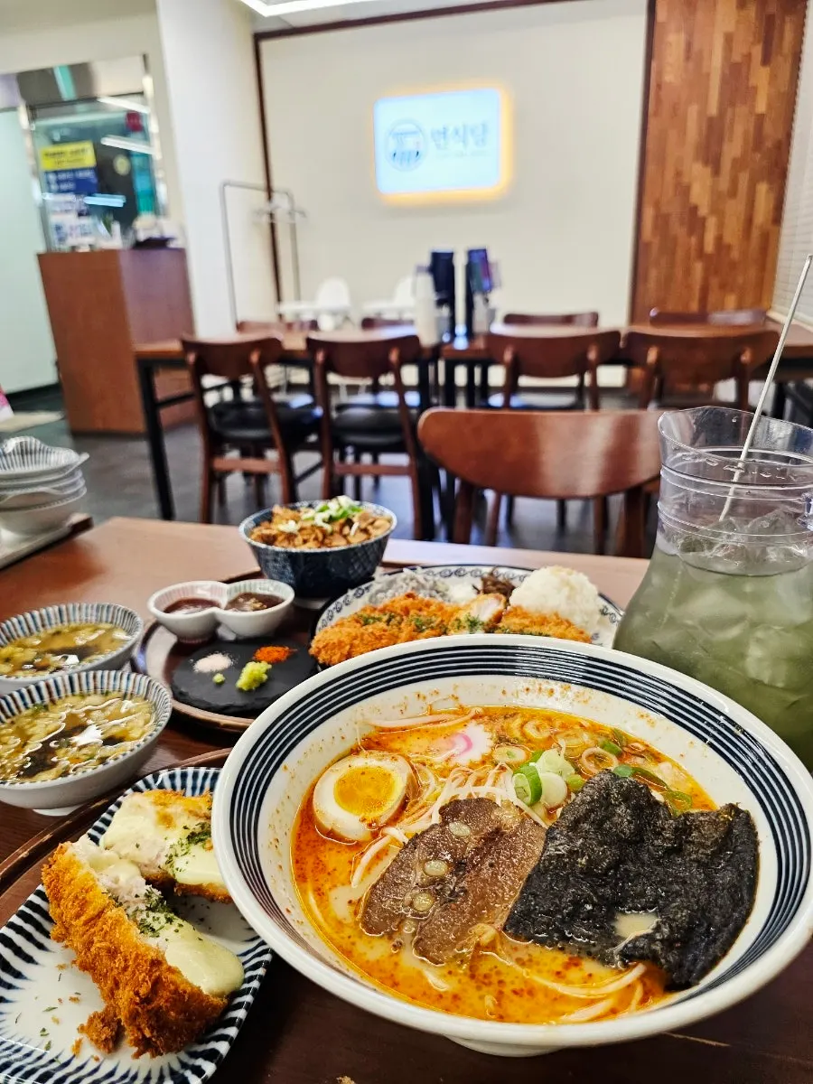 매운 돈코츠라멘과 사이드 카츠, 미니 부타동 한 상