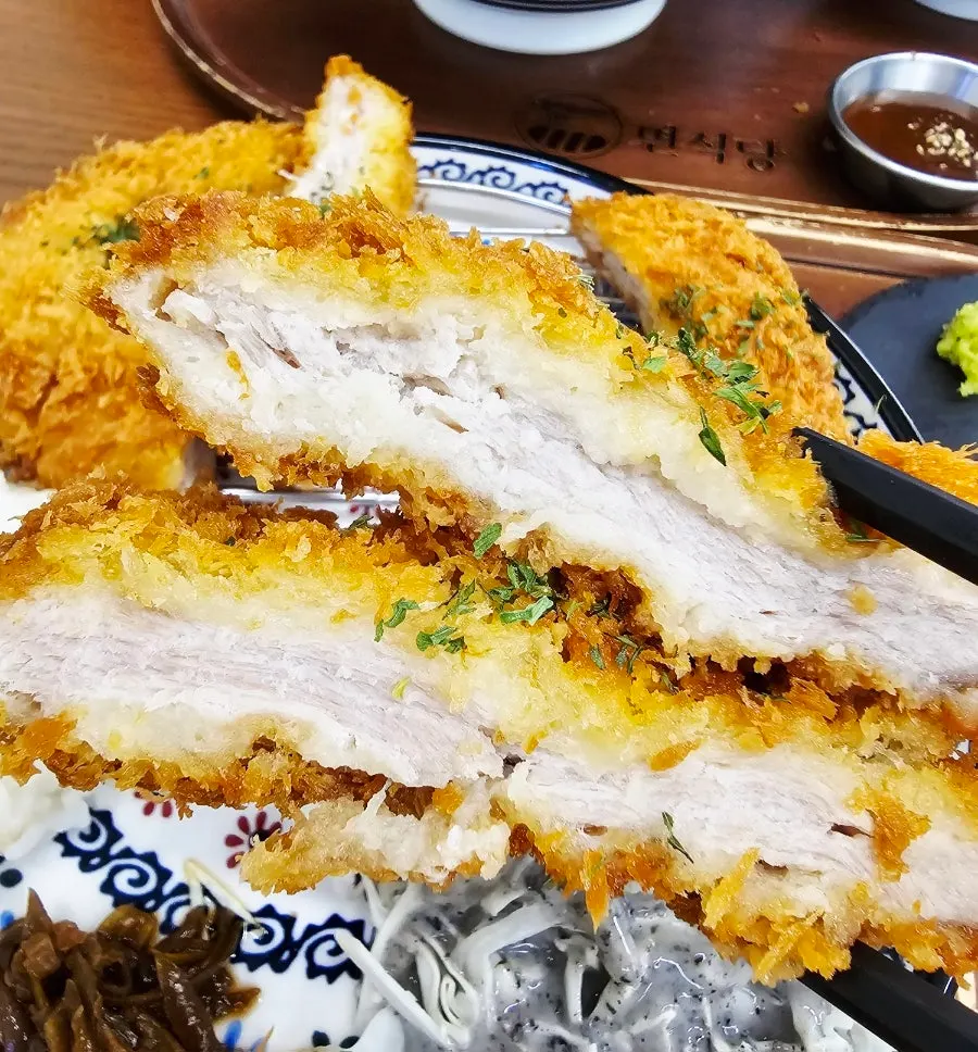 두툼하게 썰린 수제등심카츠 단면