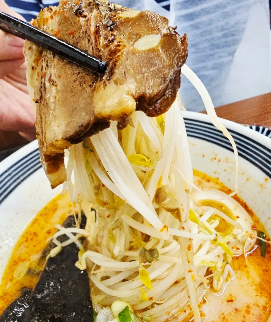 두툼한 차슈와 넉넉한 숙주가 올라간 매운 돈코츠라멘