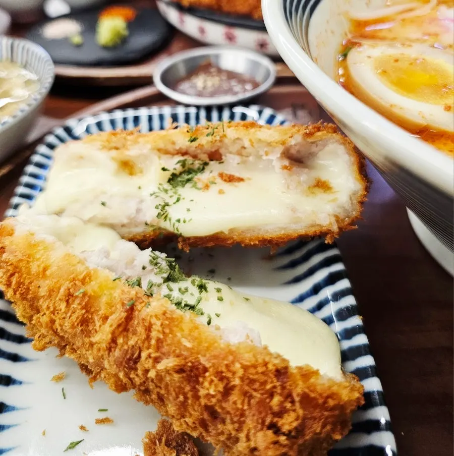 탱글한 면발을 건져 올린 매운 돈코츠라멘