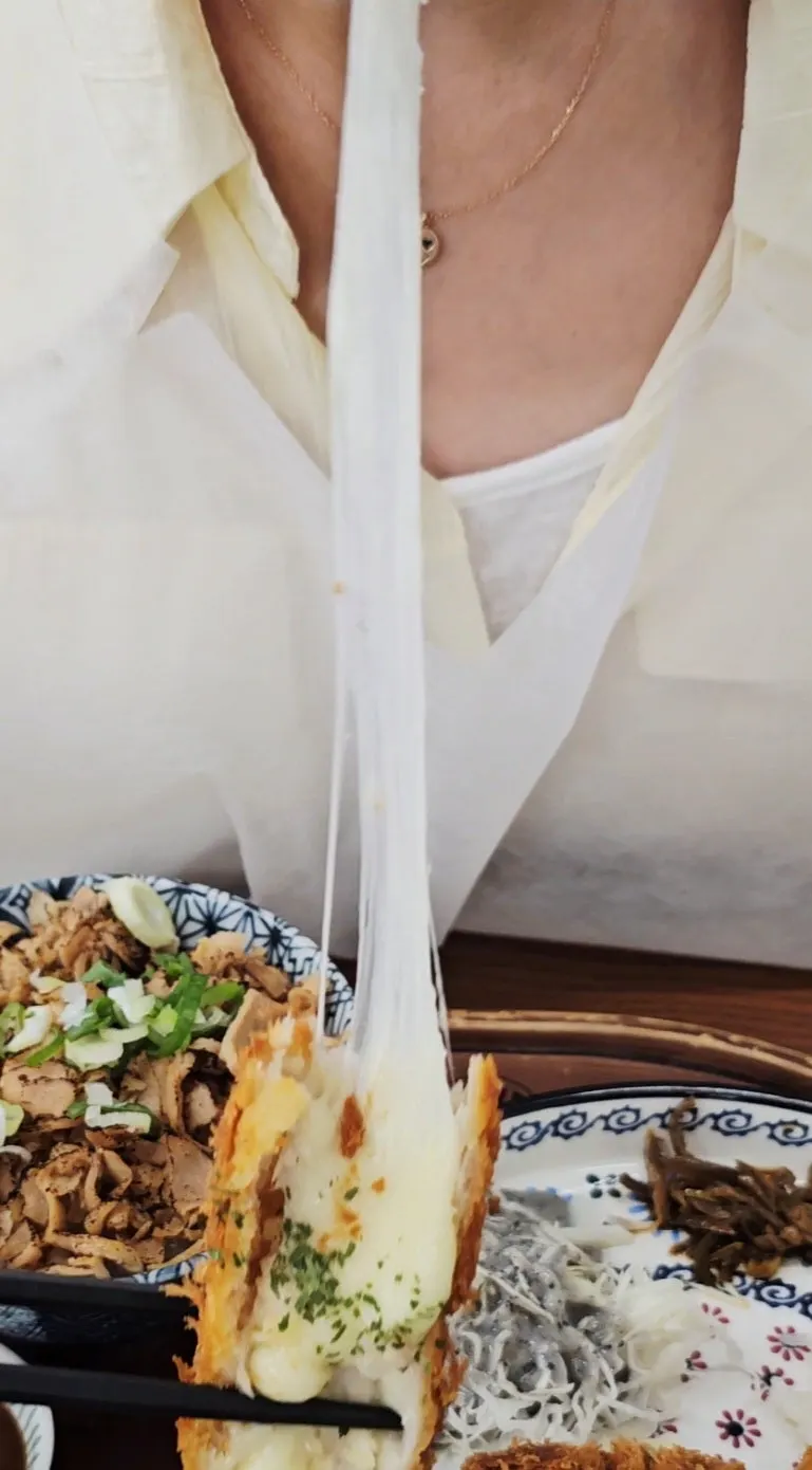 길게 늘어나는 모짜치즈카츠 치즈