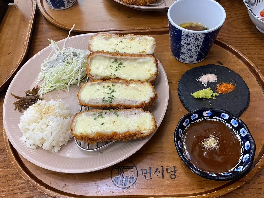 모짜치즈카츠와 더블체다카츠 한 상 차림