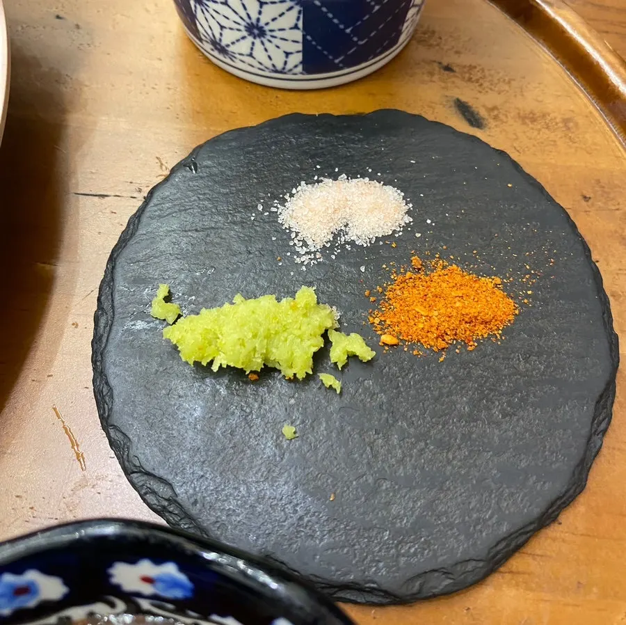 와사비와 소금, 소스가 놓인 돈가스 접시