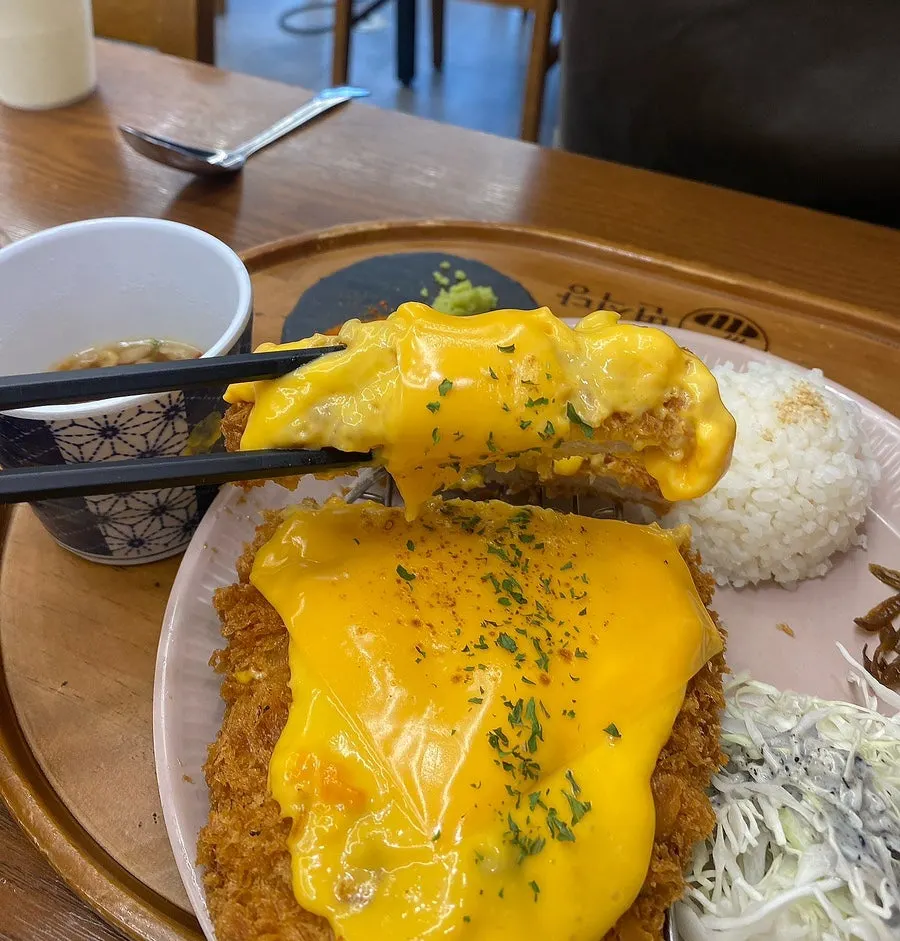 체다치즈 한 장이 올라간 더블체다카츠 클로즈업