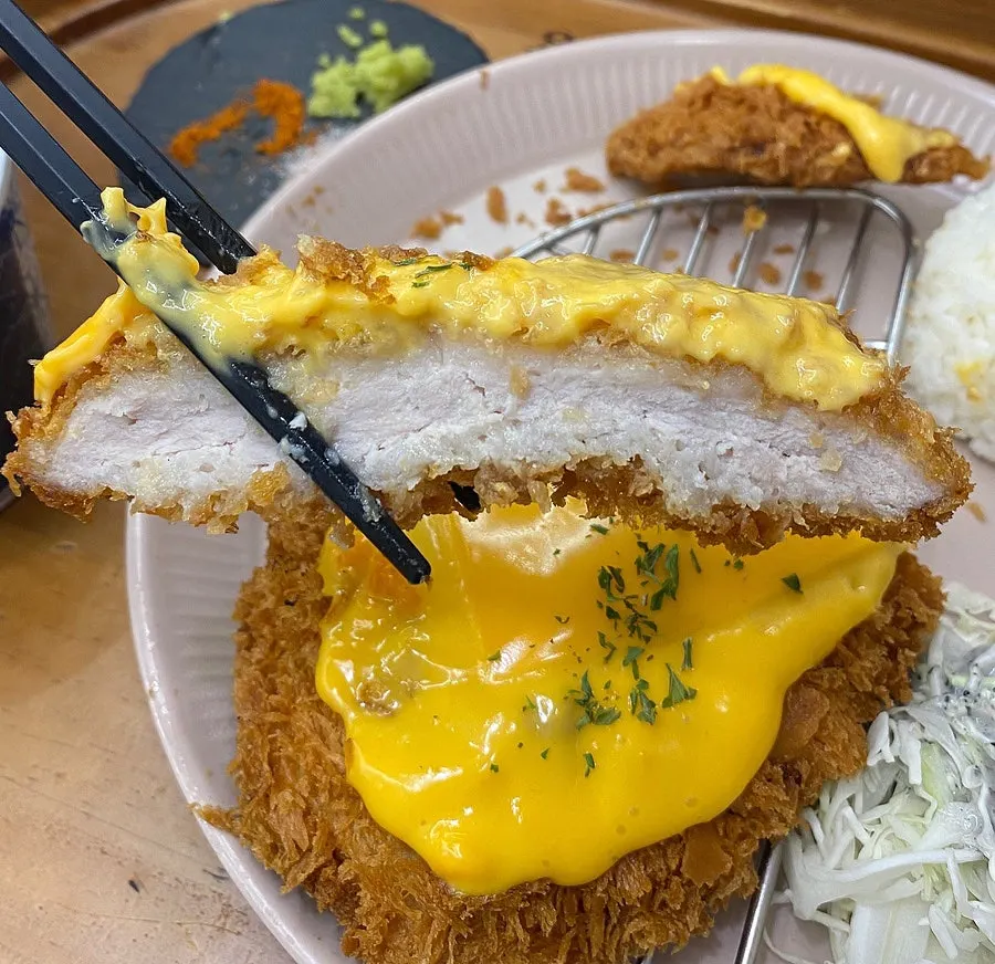 두툼한 돈가스 고기 단면
