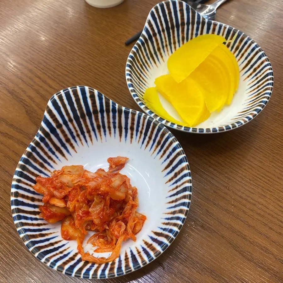 셀프코너에서 가져온 김치와 단무지